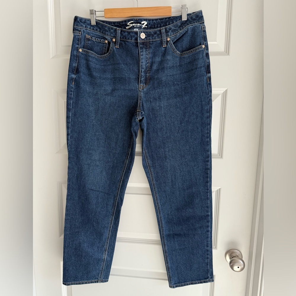 Seven7 slim straight jeans in medium wash!